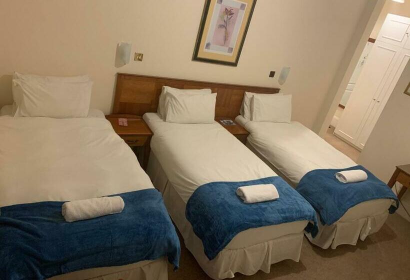 标准三人间, The Waterloo Hotel & Bistro