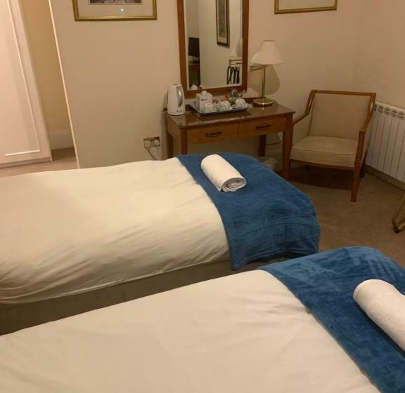 标准三人间, The Waterloo Hotel & Bistro