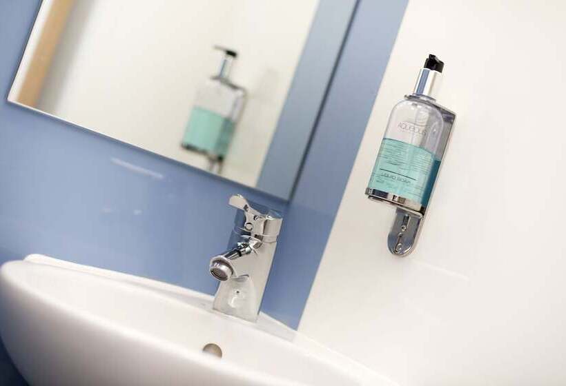 공용 욕실 구비 공동 객실 내의 침대, Yha Beverley Friary   Hostel