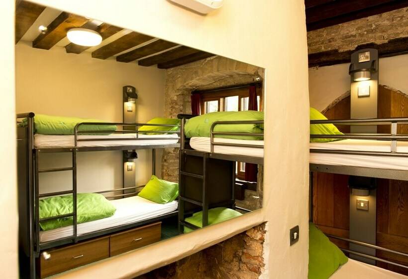 공용 욕실 구비 공동 객실 내의 침대, Yha Beverley Friary   Hostel