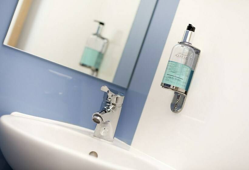 공용 욕실 구비 공동 객실 내의 침대, Yha Beverley Friary   Hostel