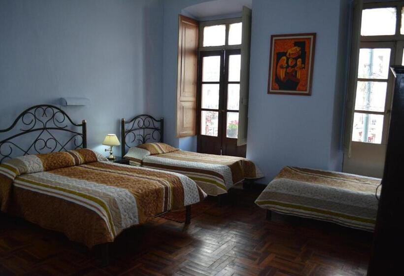 חדר סטנדרט לארבעה, Hostal Juana De Arco