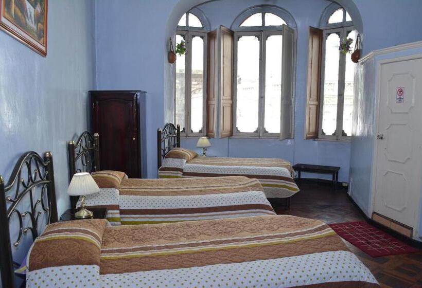 اتاق استاندارد سه نفره, Hostal Juana De Arco