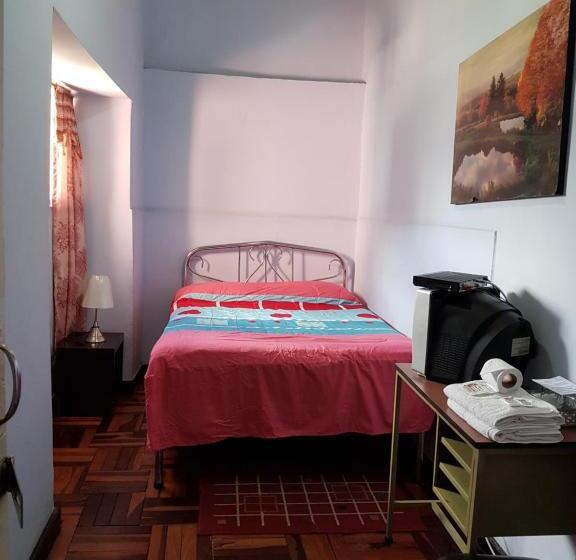 חדר מוזל מקלחת משותפת, Hostal Juana De Arco