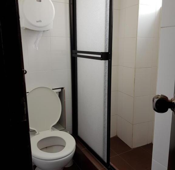 חדר מוזל מקלחת משותפת, Hostal Juana De Arco