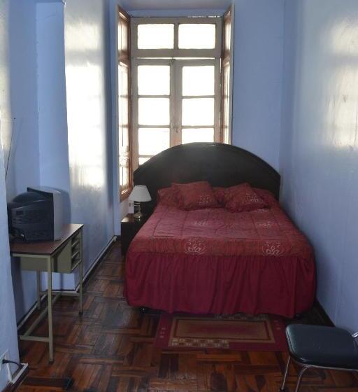 חדר מוזל מקלחת משותפת, Hostal Juana De Arco
