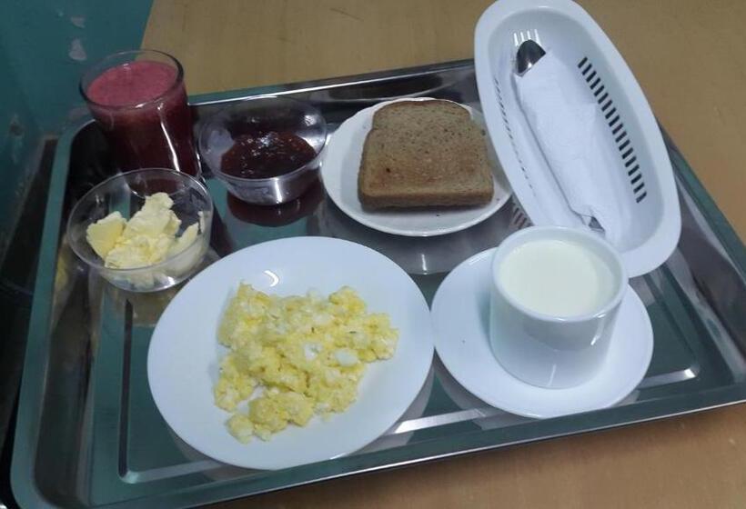 חדר מוזל מקלחת משותפת, Hostal Juana De Arco