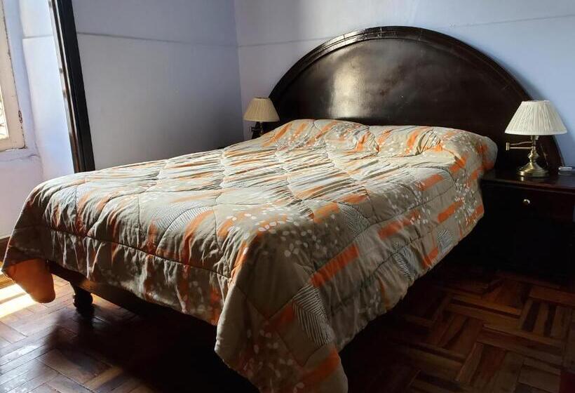 חדר אקונומי, Hostal Juana De Arco