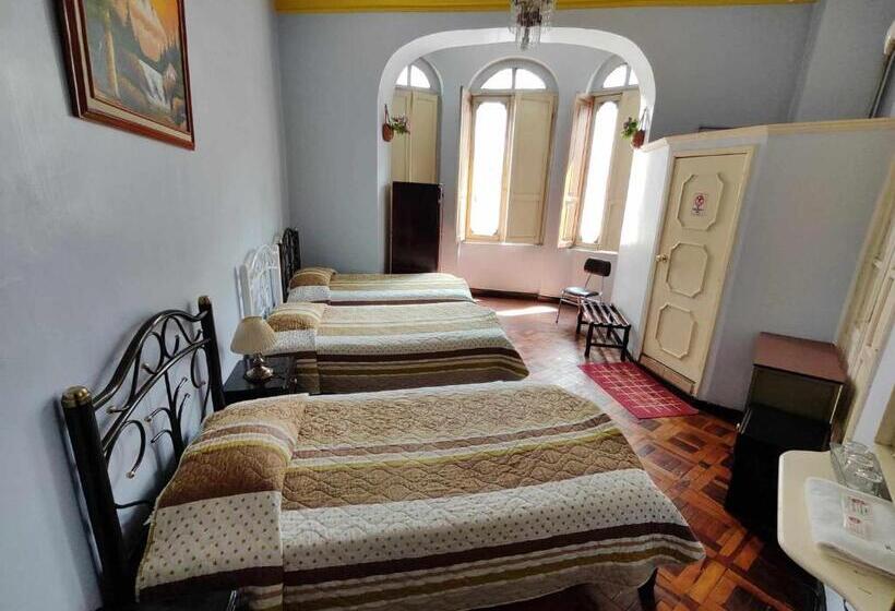 חדר סטנדרט לשלושה, Hostal Juana De Arco