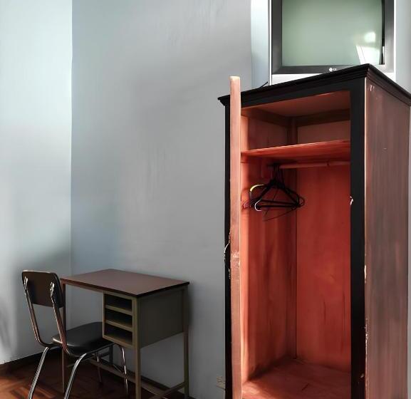 חדר מוזל מקלחת משותפת, Hostal Juana De Arco