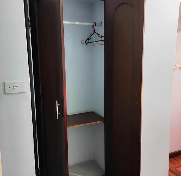 اتاق اکونومی با حمام مشترک, Hostal Juana De Arco