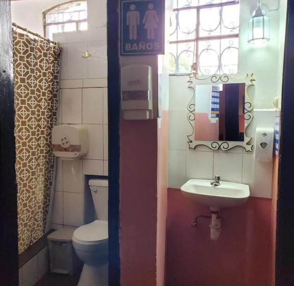 חדר מוזל מקלחת משותפת, Hostal Juana De Arco