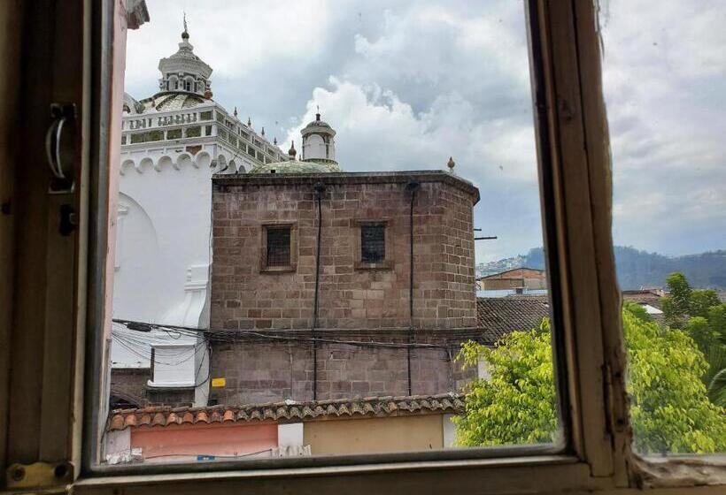 חדר מוזל מקלחת משותפת, Hostal Juana De Arco