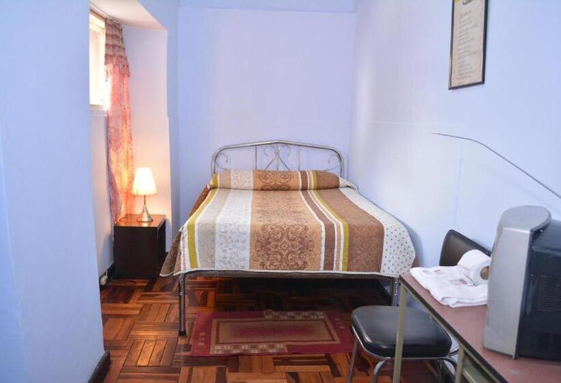 חדר מוזל מקלחת משותפת, Hostal Juana De Arco
