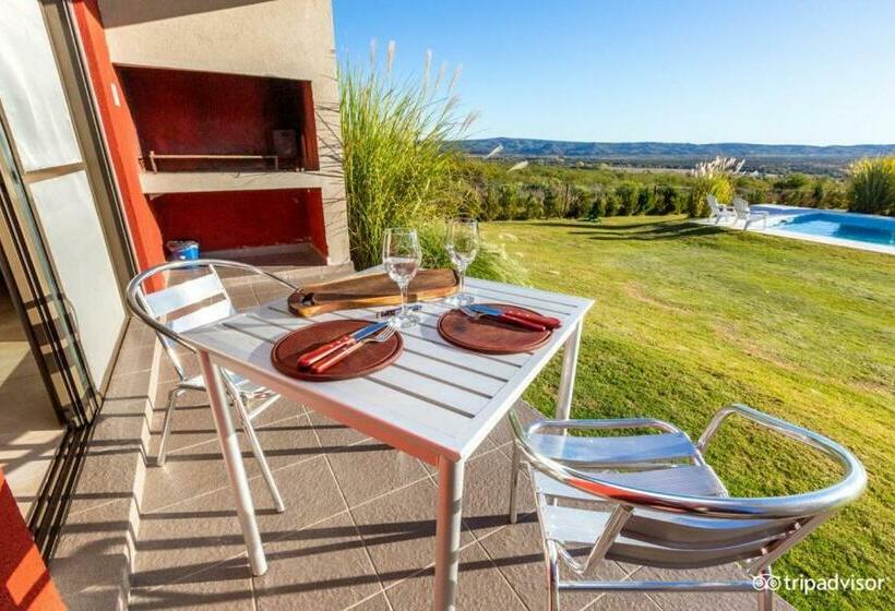 سوییت با چشم‌انداز استخر, Colinas De Nono