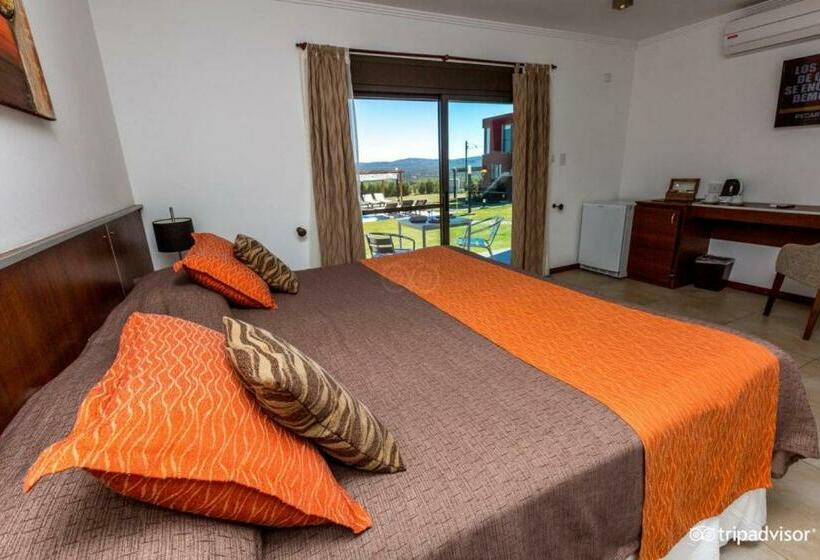 سوییت با چشم‌انداز استخر, Colinas De Nono