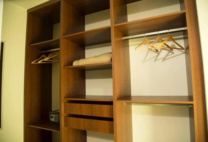 سوییت با چشم‌انداز استخر, Colinas De Nono