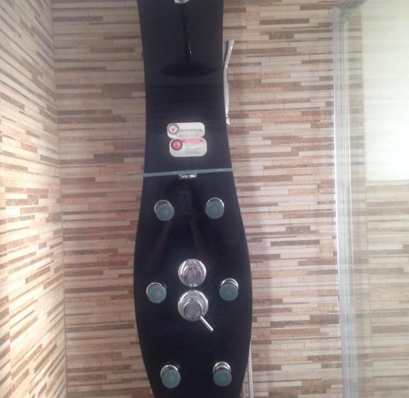 سوئیت جونیور با چشم‌انداز کوهستان, Colinas De Nono