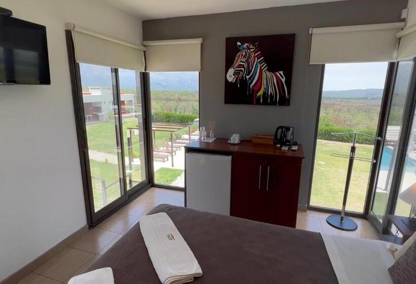 سوئیت جونیور با چشم‌انداز کوهستان, Colinas De Nono