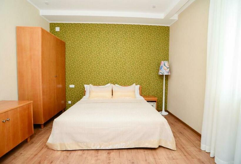 سوئیت با بالکن, Grushevy Hospitality Boutique