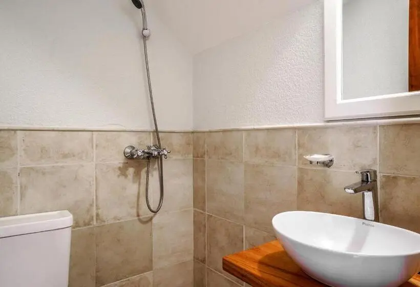 Huoneisto 1 Makuuhuone Allasnäkymä, Valeria House Rental Suites