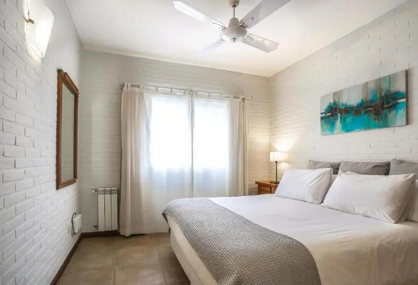 Huoneisto 1 Makuuhuone Allasnäkymä, Valeria House Rental Suites