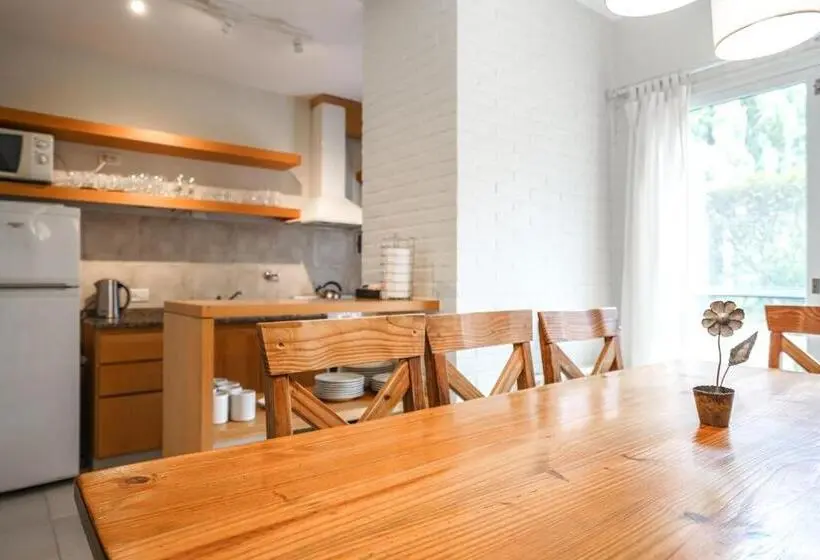 Huoneisto 1 Makuuhuone Allasnäkymä, Valeria House Rental Suites