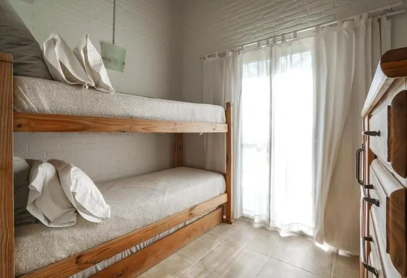 Huoneisto 1 Makuuhuone Allasnäkymä, Valeria House Rental Suites