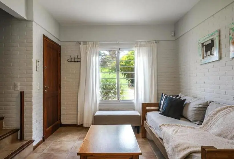 Huoneisto 1 Makuuhuone Allasnäkymä, Valeria House Rental Suites