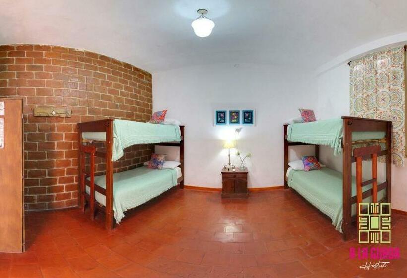 标准四人间共用浴室, A La Gurda Hostel