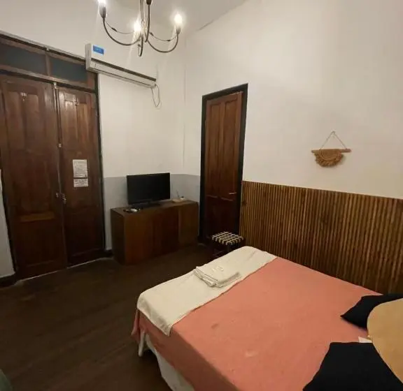 Standardi kolmen hengen huone ulkopuolinen kylpyhuone, A La Gurda Hostel