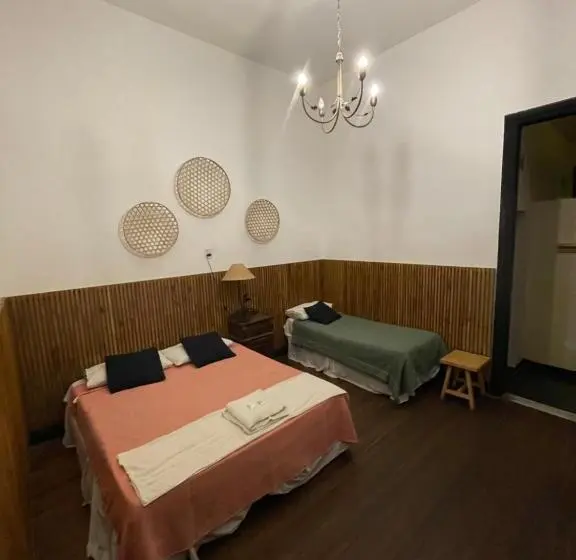 Standardi kolmen hengen huone ulkopuolinen kylpyhuone, A La Gurda Hostel