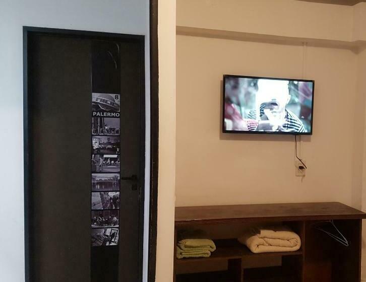 اتاق استاندارد با سرویس بهداشتی مشترک, Hostel Carlos Gardel