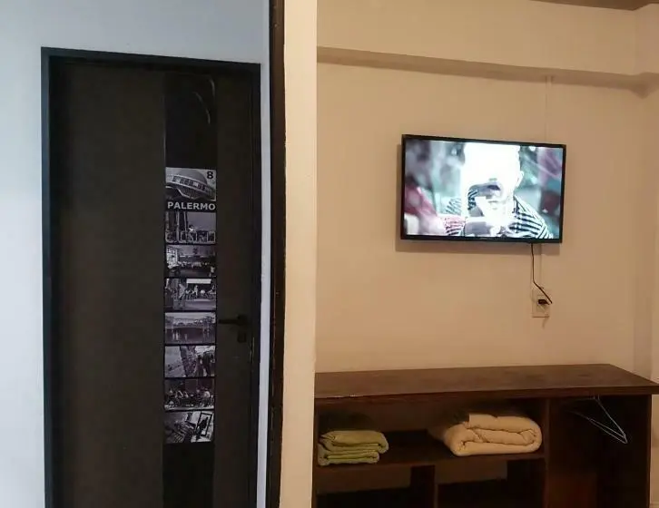اتاق استاندارد با سرویس بهداشتی مشترک, Hostel Carlos Gardel