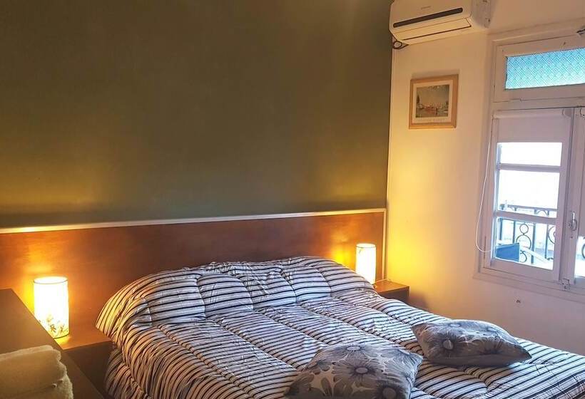 اتاق استاندارد با سرویس بهداشتی مشترک, Hostel Carlos Gardel