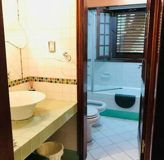 اتاق استاندارد سه نفره, Aeropuerto Ezeiza Casa De Mr