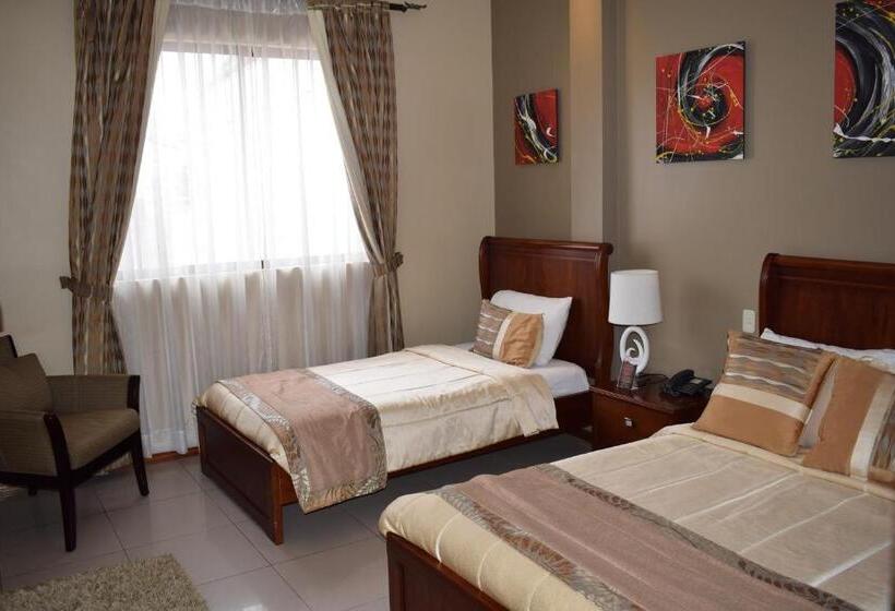 חדר סטנדרט לשלושה, Alejandrina