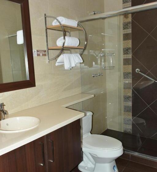 חדר סטנדרט לשלושה, Alejandrina