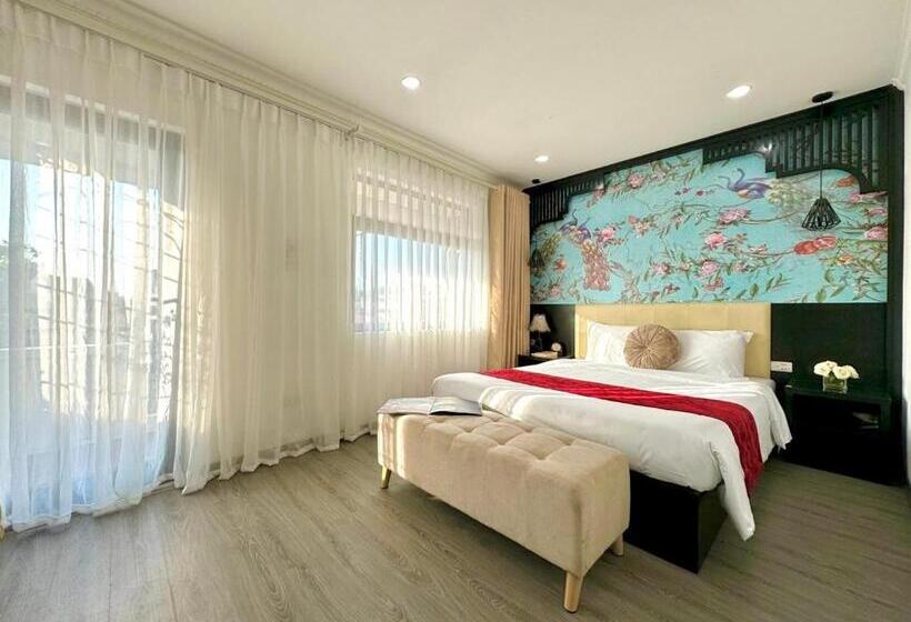 سوییت جونیور با بالکن, Hanoi Elpis