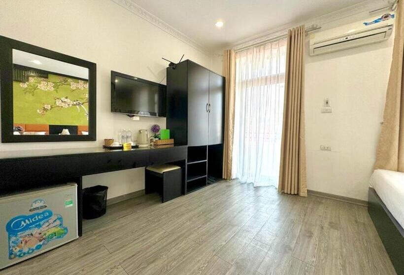 سوییت جونیور با بالکن, Hanoi Elpis