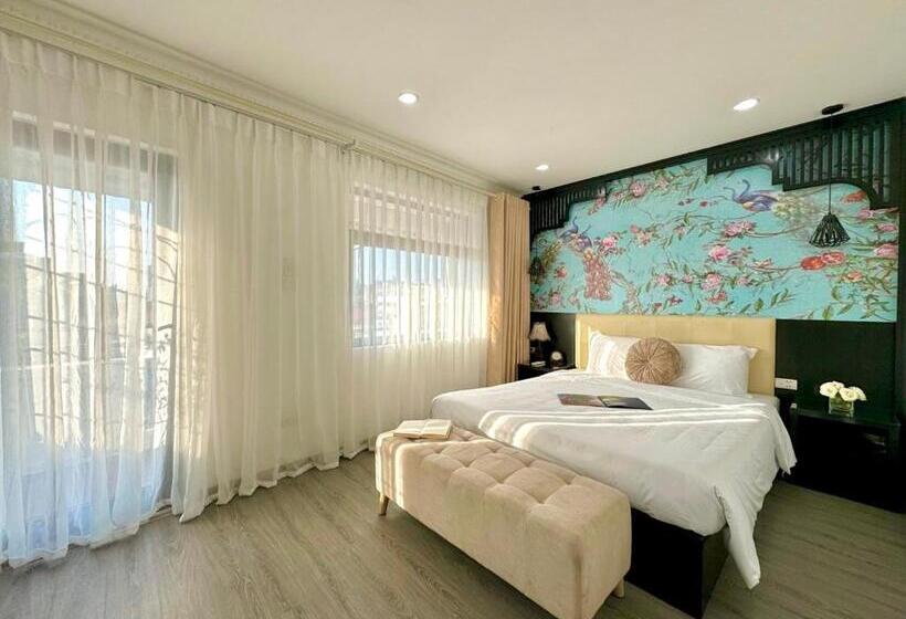 سوییت جونیور با بالکن, Hanoi Elpis