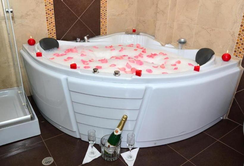 Superior Szoba Pezsgőfürdővel, Kuna