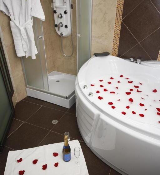 Superior Szoba Pezsgőfürdővel, Kuna