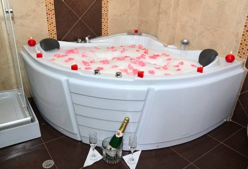 Superior Szoba Pezsgőfürdővel, Kuna