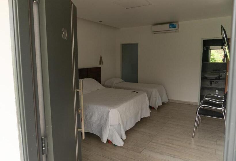 חדר פרמיום לשלושה, Oaky