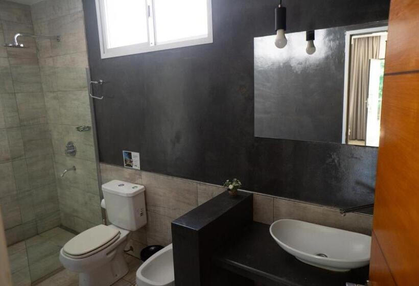 חדר פרמיום לארבעה, Oaky