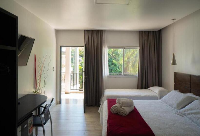 חדר פרמיום לארבעה, Oaky