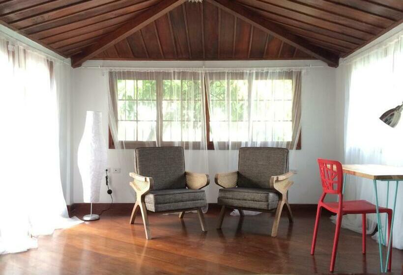 سوییت لوکس, Iguanazu Bed & Breakfast