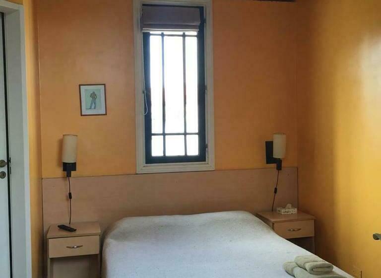 تختخواب در اتاق مشترک, Lgy Bed & Breakfast Only Men