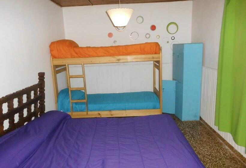 חדר סטנדרטי לארבעה עם חדר אמבטיה משותף, Shanti Hostel